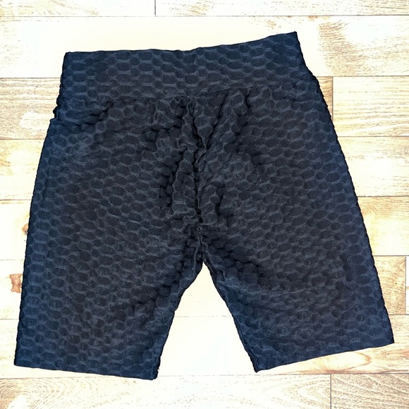 Viral Amazon Shorts honeycomb pattern - Picture 2 of 2